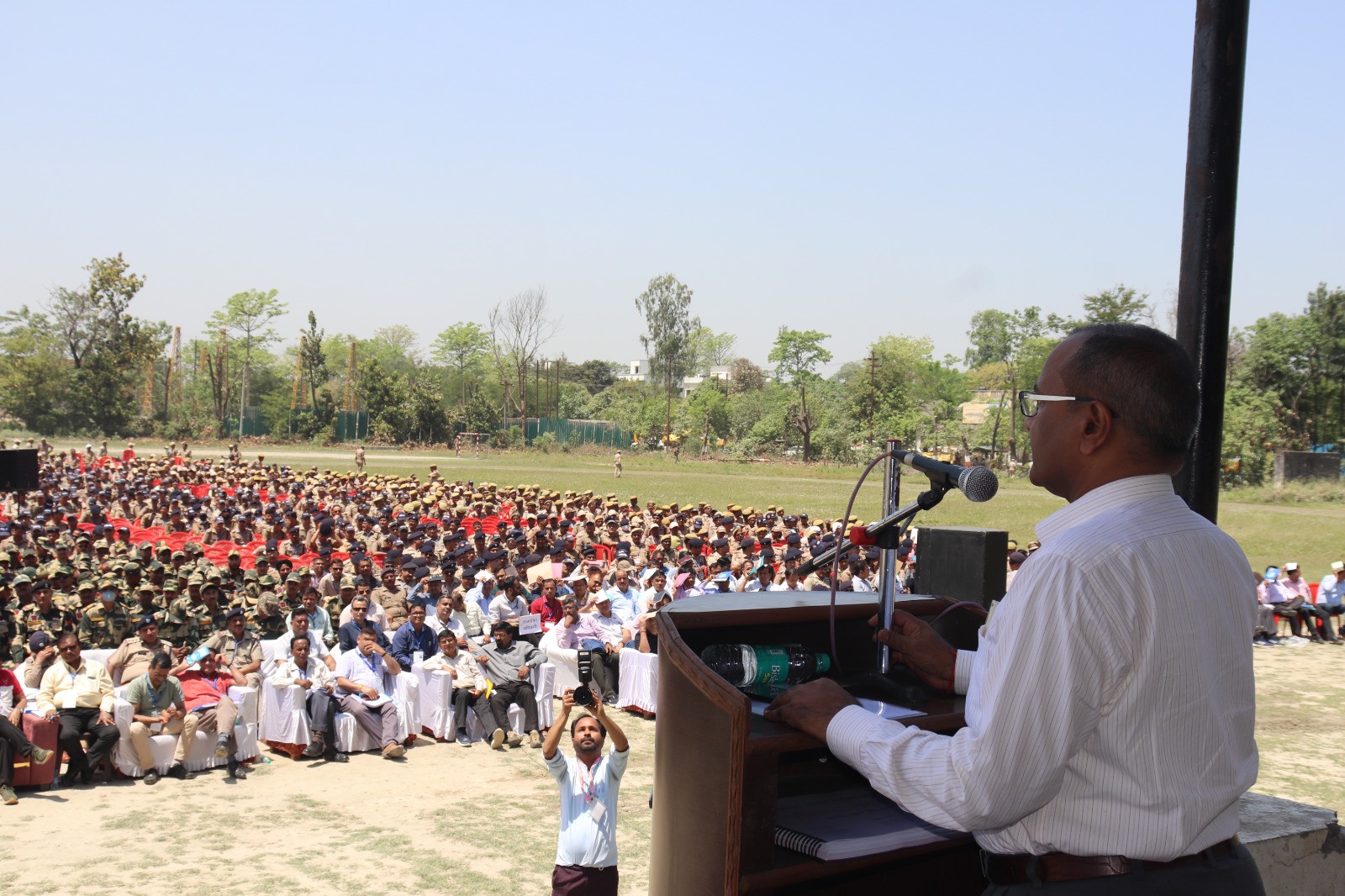 रूद्रपुर  जिला निर्वाचन अधिकारी उदय राज सिंह ने सभी मतदाताओं से अपील की है कि वे 19 अप्रैल मतदान दिवस पर अपने मताधिकार का अवश्य प्रयोग करें।उन्होंने युवा मतदाताओं, बुजुर्ग, दिव्यांग, महिलाओं के साथ ही सभी मतदाताओं से निर्वाचन महापर्व में मतदान कर प्रतिभाग करने की अपील की । उन्होंने कहा भारत विश्व का सबसे बड़ा व मजबूत लोकतंत्र है, स्वस्थ लोकतंत्र के लिए मतदान आवश्यक है ,मतदान हमारी ताकत है इसलिए अपने मत की ताकत को समझते हुए निर्भय होकर अवश्य मतदान करें साथ ही अपने आसपास के मतदाताओं को भी मतदान हेतु प्रेरित करें।जिला निर्वाचन अधिकारी ने कहा मताधिकार हमारा अधिकार है इसलिए अपने कर्तव्य को समझते हुए बिना किसी प्रकार के प्रलोभन के निर्भिक होकर मत का अवश्य प्रयोग करें ,ताकि समाज को एक अच्छा जनप्रतिनिधि मिले व क्षेत्र ,देश का विकास हो सके, इसलिए 19 अप्रैल को बूथ में जाकर मतदान अवश्य करें।