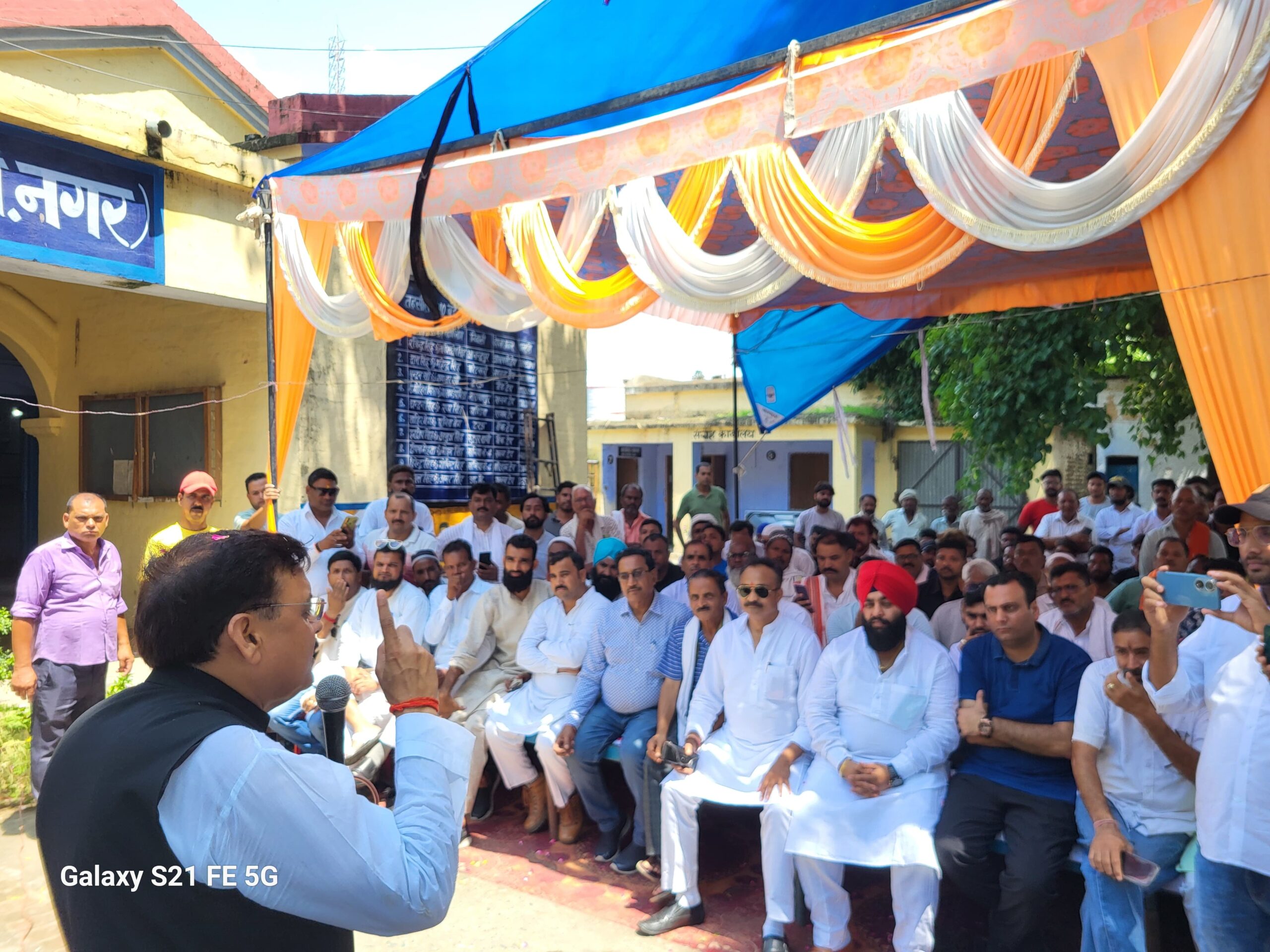 किच्छा:- मुख्यमंत्री से हुई टेलिफोनिक वार्ता के बाद धरना स्थल पहुंचे अपर जिलाधिकारी पंकज उपाध्याय ने पूर्व विधायक राजेश शुक्ला का अनिश्चितकालीन धरना समाप्त कराया,