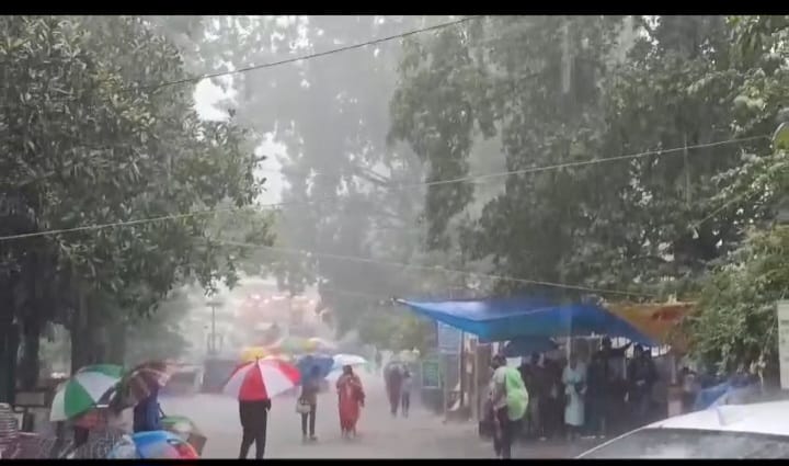 नैनीताल।।देर रात मूसलधार बारिश से तीन राज्य मार्ग व 16 ग्रामीण मार्ग बंद हो गये।