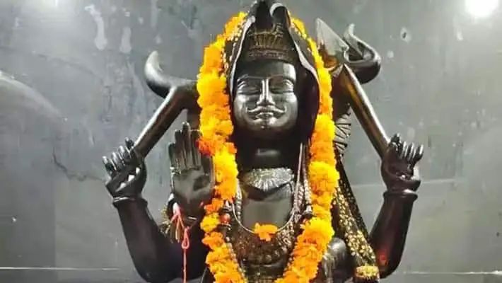 2025: ज्योतिष शास्त्र में 9 ग्रह बताए गए हैं। हिंदू धर्म में इन ग्रहों को देवताओं के रूप में पूजा जाता है। शनि भी इन नवग्रहों में से एक है। शनि मानव जीवन पर सबसे ज्यादा असर डालता है, ऐसी मान्यता है।