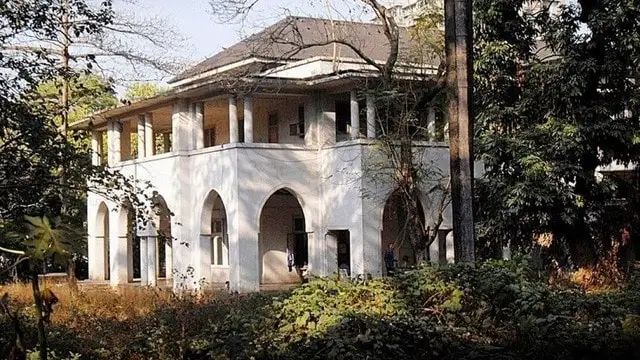 मो हम्मद अली जिन्ना। इस शख्स को भारत में देश विभाजन का दोषी ठहराया जाता है तो वहीं पाकिस्तान में वह कायदे आजम हैं। इसी तरह उनके मुंबई स्थिति घर जिन्ना हाउस को लेकर भी दो राय रही हैं।