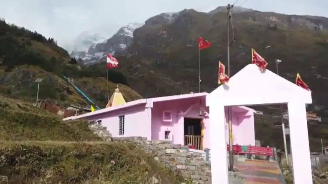 एक्ट्रेस उर्वशी रौतेला ने उर्वशी मंदिर से अपने कनेक्शन का दावा किया है. दरअसल, पॉडकास्टर सिद्धार्थ कन्नन संग बातचीत में एक्ट्रेस उर्वशी रौतेला ने दावा किया कि ‘उत्तराखंड में पहले से ही मेरे नाम का उर्वशी मंदिर है.