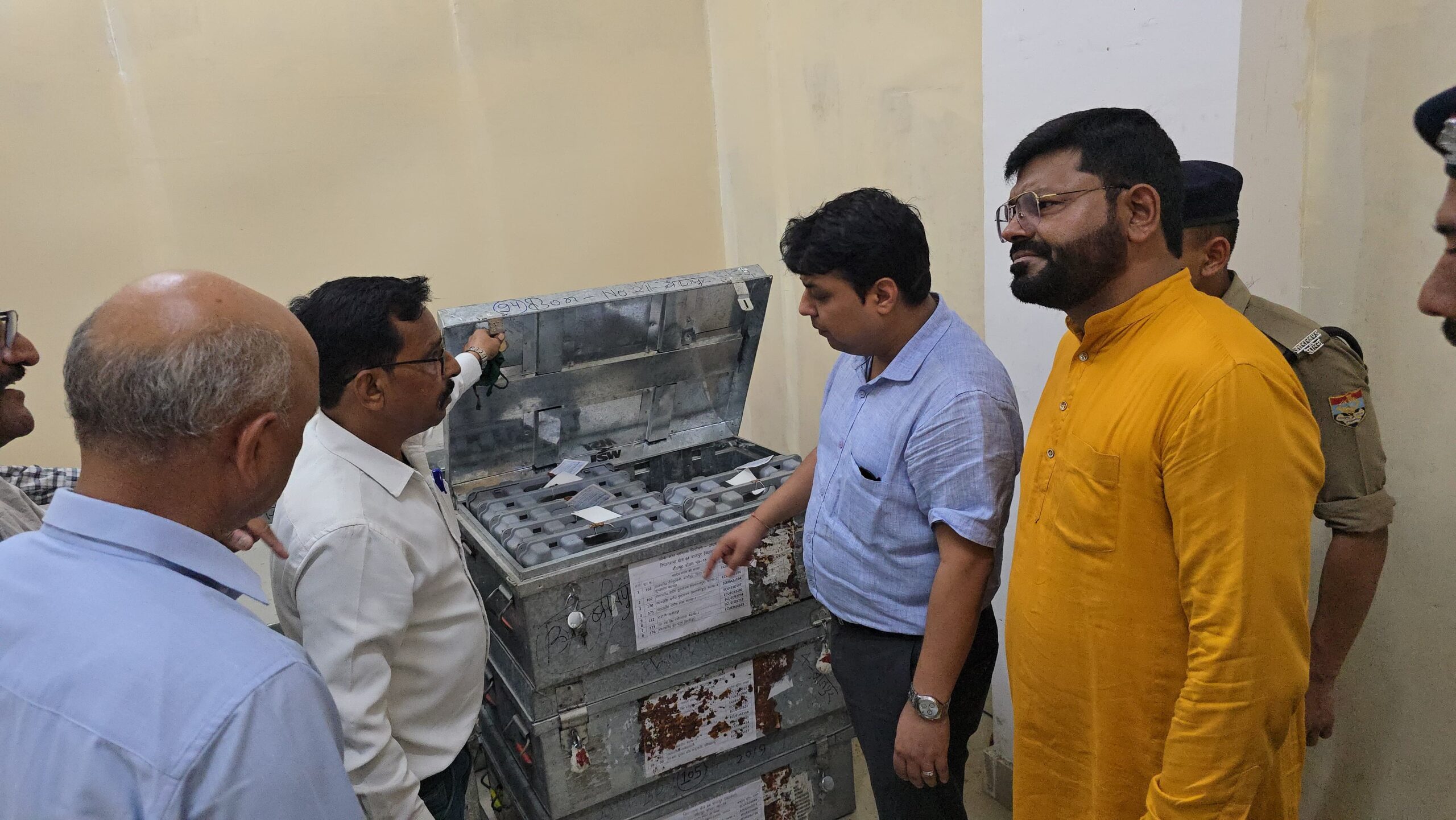ईवीएम वेयरहाउस का त्रैमासिक निरीक्षण, सुरक्षा व्यवस्था को लेकर डीएम नितिन सिंह भदौरिया सख्त  रुद्रपुर, 30 मई 2025 | संवाददाता – अवतार सिंह बिष्ट