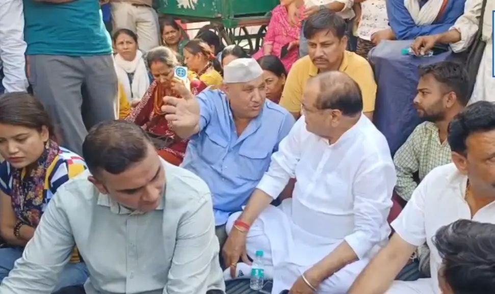 रामनगर में कांग्रेस कार्यालय पर कब्जे को लेकर सियासत गरमाई  रामनगर में सोमवार को कांग्रेस कार्यालय के कब्जे को लेकर सूबे की सियासत गरमा गई है।