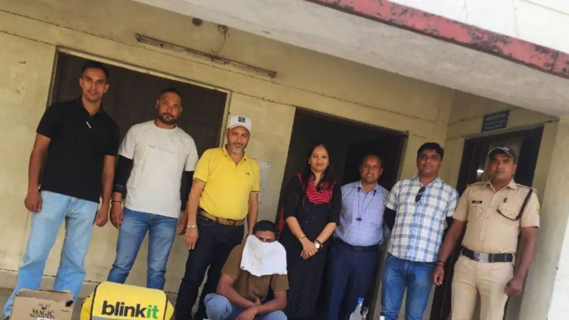 जोमैटो-ब्लिंकिट के बैग में चल रही थी अवैध शराब की डिलीवरी: देहरादून में आबकारी विभाग की बड़ी कार्रवाई, रुद्रपुर में भी बढ़ती चिंता