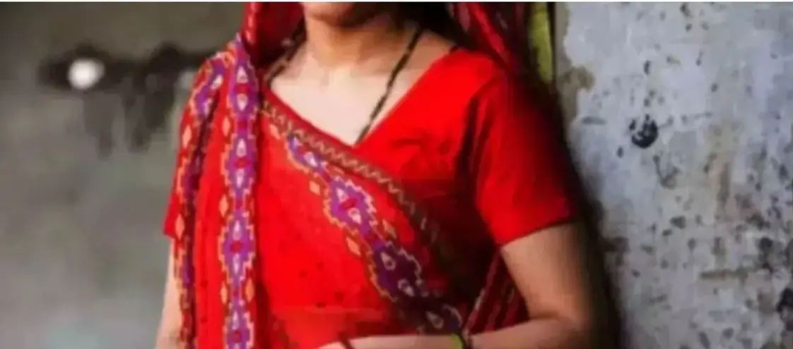 हल्द्वानी। पुलिस ने मुखानी में स्थित बालकनाथ मंदिर में चल रही भागवत कथा के दौरान महिलाओं के गले से मंगलसूत्र व चेन लूटने वाला गिरोह को गिरफ्तार कर लिया है। आरोपित दिल्ली के कल्याणपुरी इलाके के रहने वाले हैं और इसी पैटर्न पर हिमांचल के सिरमौर जिले में वारदात को अंजाम दे चुके हैं।