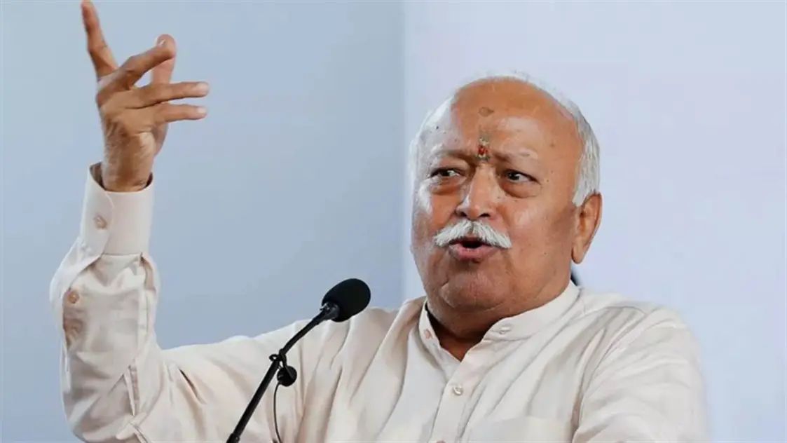 राष्ट्रीय स्वयंसेवक संघ (RSS) के प्रमुख मोहन भागवत ने राष्ट्रीय सुरक्षा को लेकर कहा कि भारत के पास ‘शक्तिशाली’ होने के अलावा कोई रास्ता नहीं है। आरएसएस से जुड़े प्रकाशन ऑर्गनाइजर के साथ एक विशेष साक्षात्कार में भागवत ने स्पष्ट किया कि – सुरक्षा की शुरुआत समाज से होती है, सिर्फ राज्य से नहीं।”