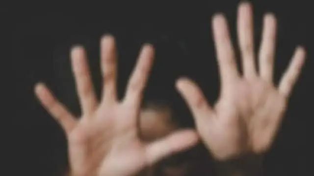 उ त्तराखंड के पिथौरागढ़ जिले में एक शर्मनाक मामला सामने आया है। बंगापानी तहसील क्षेत्र के एक राजकीय उच्चतर माध्यमिक विद्यालय में तैनात विज्ञान शिक्षक को तीन नाबालिग छात्राओं से छेड़खानी के आरोप में गिरफ्तार कर पुलिस ने शुक्रवार को जेल भेज दिया।