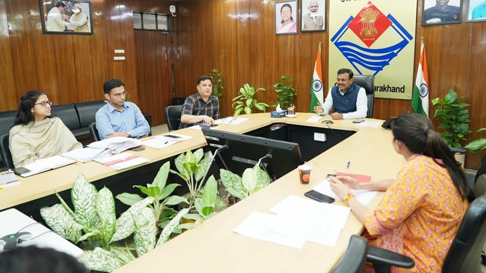 उत्तराखण्ड में हवाई सेवाओं के विस्तार पर जोर, मुख्य सचिव आनंद बर्द्धन ने ली नागरिक उड्डयन की समीक्षा बैठक