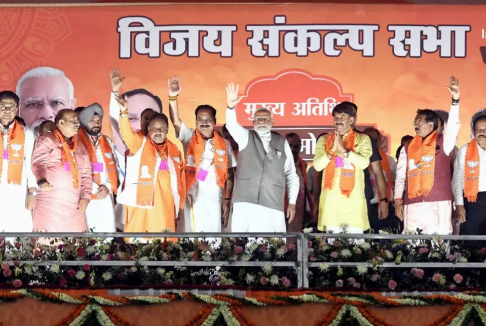 अ क्षय ऊर्जा क्षेत्र में भारत ने न केवल महत्वाकांक्षी लक्ष्य निर्धारित किए हैं, बल्कि दृढ़ संकल्प, नवाचार और बेजोड़ प्रदर्शन के साथ उन्हें हासिल भी किया है। सौर ऊर्जा में तीसरे, पवन ऊर्जा और कुल नवीकरणीय ऊर्जा क्षमता में चौथे स्थान के साथ आज भारत स्वच्छ ऊर्जा के क्षेत्र में दुनिया के अग्रणी देशों में से एक है।