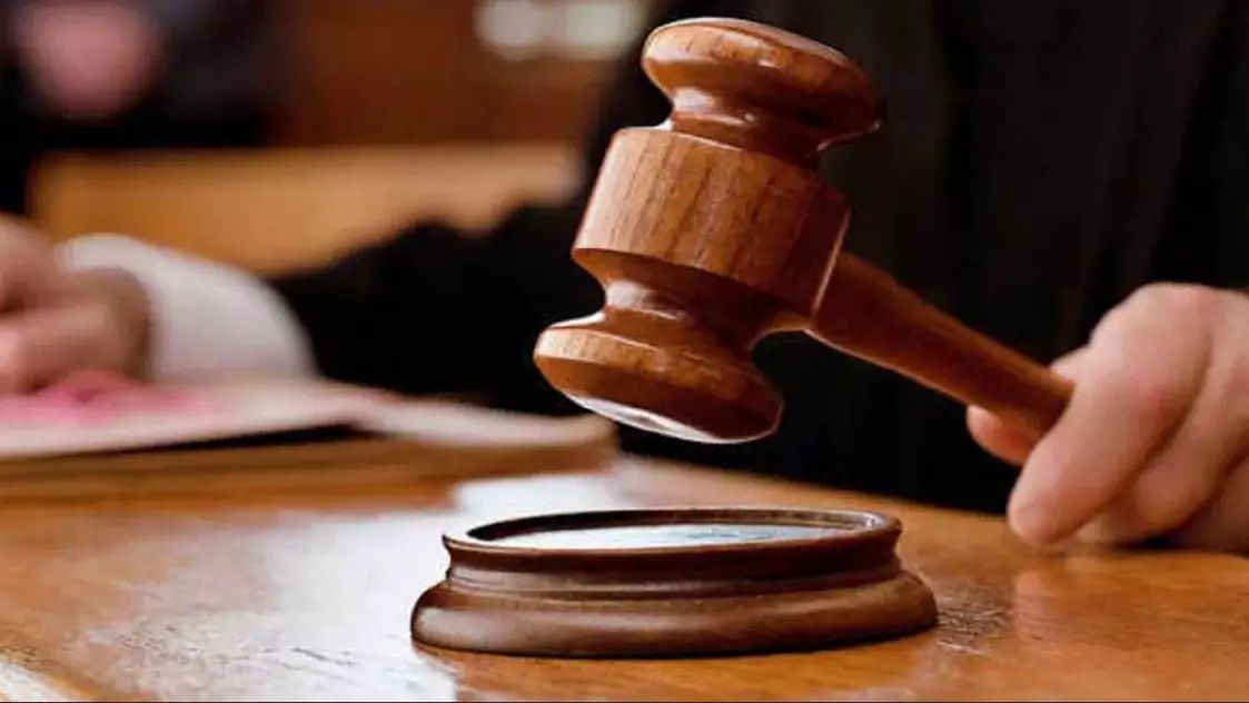 गढ़वाल विवि के बीजीआर परिसर पौड़ी के पूर्व छात्रसंघ अध्यक्ष सहित एक नामजद व 10 से 15 अज्ञात युवकों के खिलाफ जानलेवा हमला करने, बलवा सहित अन्य धाराओं में मुकदमा दर्ज किया गया है।