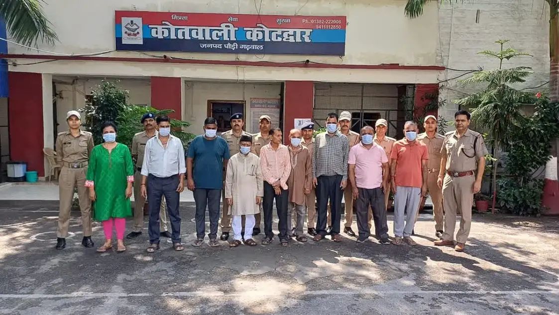 ग  ढ़वाल मोटर्स ओनर्स यूनियन लिमिटेड में 2.5 करोड़ रुपए के वित्तीय घोटाले का पर्दाफाश हुआ है। पुलिस ने पूर्व अध्यक्ष, जनरल मैनेजर और अन्य को गिरफ्तार किया है। आरोपियों ने फर्जी बिल और मृत कर्मचारियों के नाम पर वेतन जारी कर संस्थान को नुकसान पहुंचाया।