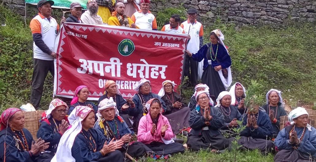 जहां आंध्र प्रदेश के मुख्यमंत्री चंद्रबाबू नायडू के अनुसार प्रसाद के लड्डुओं में प्रयुक्त घी में तीन जानवरों की चर्बी पाई गई। शक पूर्व मुख्यमंत्री जगनमोहन रेड्डी की सरकार पर है, जिसने देवस्थानम बोर्ड का प्रमुख अपने ईसाई चाचा को नियुक्त किया था। यह घटना न केवल श्रद्धालुओं की आस्था को ठेस पहुंचाती है, बल्कि सनातन पर सुनियोजित प्रहार की बड़ी कड़ी है। इसी बीच कांग्रेस, डीएमके जैसे दलों के नेताओं द्वारा सनातन धर्म को ‘कुष्ठ रोग’, ‘एचआईवी’, ‘मलेरिया’ कहकर अपमानित करना गहरी साजिश को उजागर करता है।  उत्तराखंड जैसे देवभूमि प्रदेश के लिए यह चेतावनी है कि सनातन संस्कृति पर ऐसे हमले केवल दक्षिण भारत तक सीमित नहीं। यहां भी मंदिरों, परंपराओं और संस्कृति पर अघोषित हमले होते रहे हैं। उत्तराखंड को अपनी धार्मिक पहचान और सांस्कृतिक विरासत को बचाने के लिए सतर्क रहना होगा, ताकि कोई भी शक्ति आस्था के स्तंभों को डगमगाने का दुस्साहस न कर सके। सनातन केवल मजहब नहीं, बल्कि भारत की आत्मा है, जिसकी रक्षा हम सबका कर्तव्य है।
