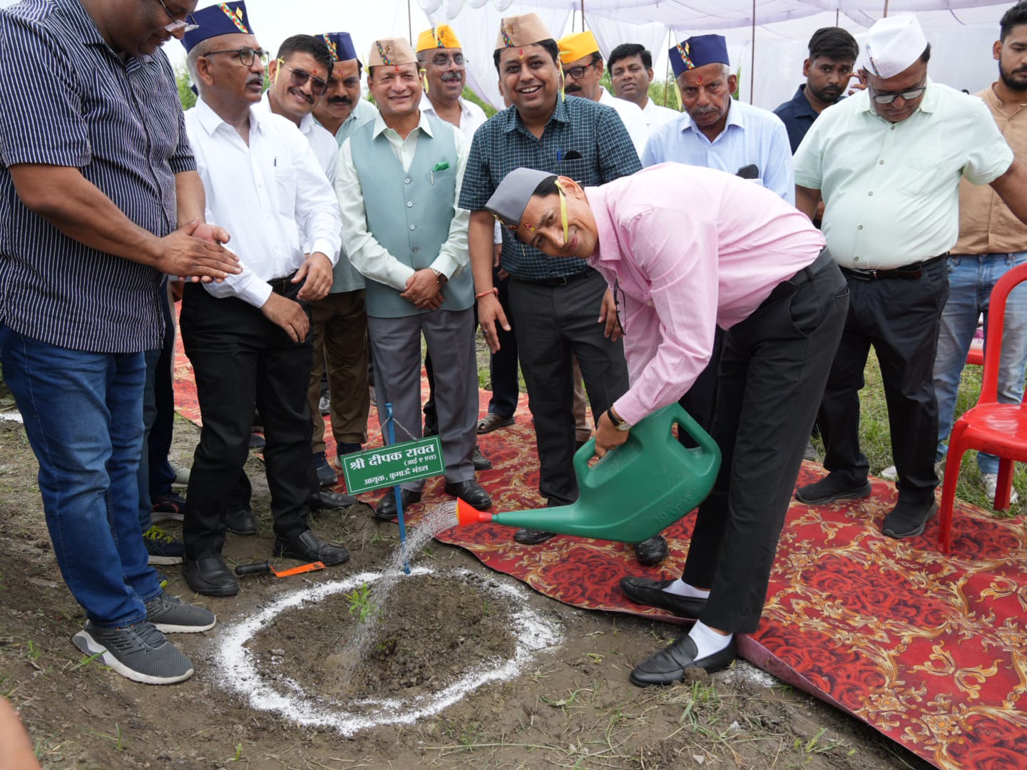 हरेला पर्व पर मंडलायुक्त, जिलाधिकारी एवं कुलपति ने किया पौधरोपण  पर्यावरण संरक्षण के प्रति दिया जागरूकता का संदेश