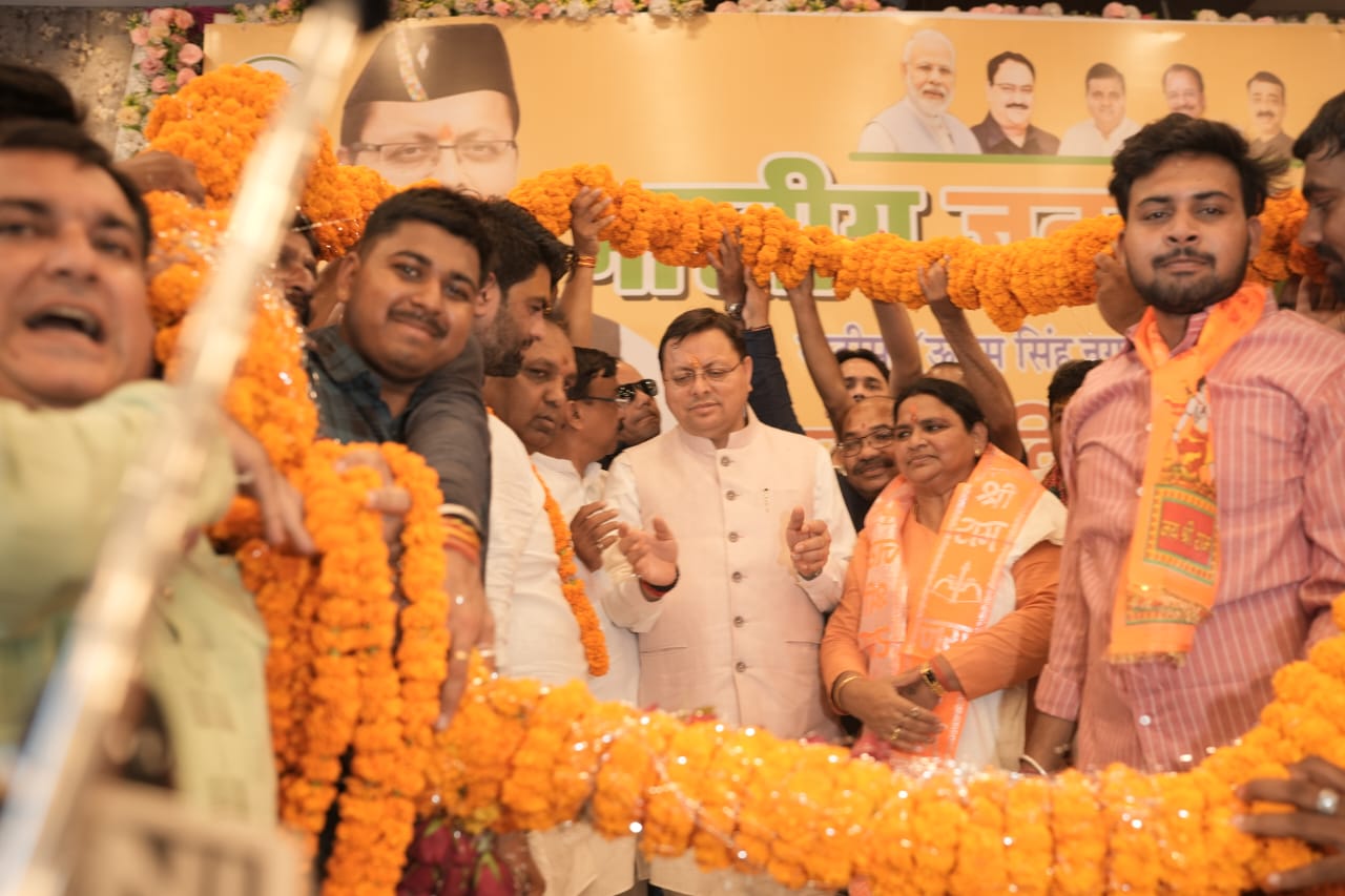 कांग्रेस को बड़ा झटका, रवीश भटनागर और मीरा सोनकर सहित सैकड़ों कार्यकर्ता भाजपा में शामिल