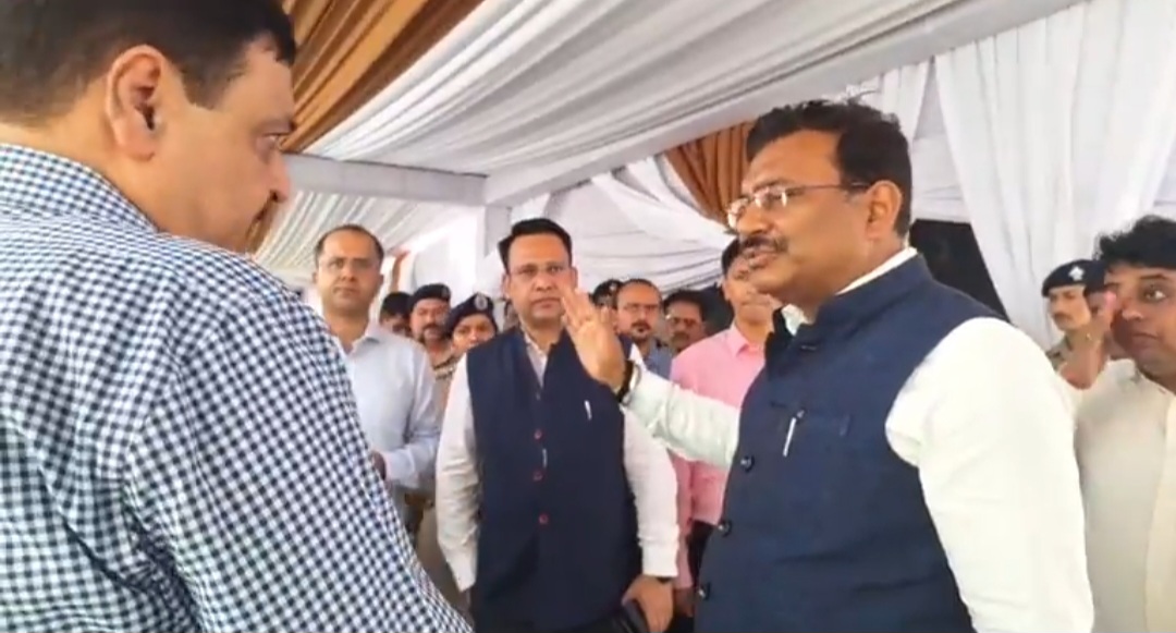 मुख्य सचिव आनंद वर्धन और डीजीपी दीपम सेठ ने रुद्रपुर में गृहमंत्री अमित शाह के कार्यक्रम की तैयारियों का लिया जायजा, स्टेडियम का किया पूर्ण निरीक्षण