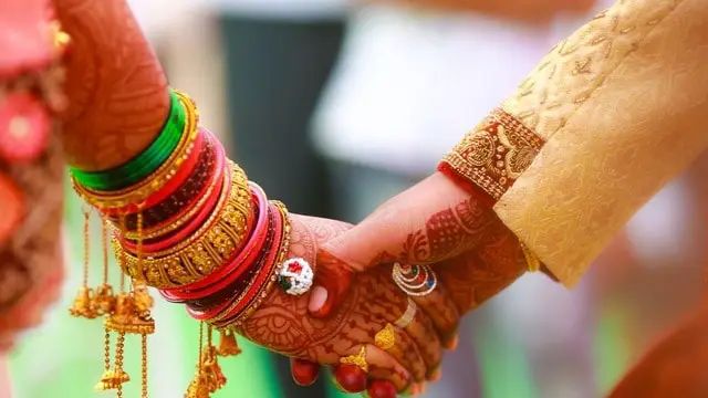 उत्तराखंड राज्य महिला आयोग में एक महिला अपने पति के रहस्यमय व्यवहार की शिकायत लेकर पहुंची। किसी को अंदाजा नहीं था कि यह मामला सबको हैरत में डाल देगा। इस मामले की पड़ताल के दौरान पता चला कि महिला के पति ने एक-दो नहीं बल्कि पांच महिलाओं से शादी की।