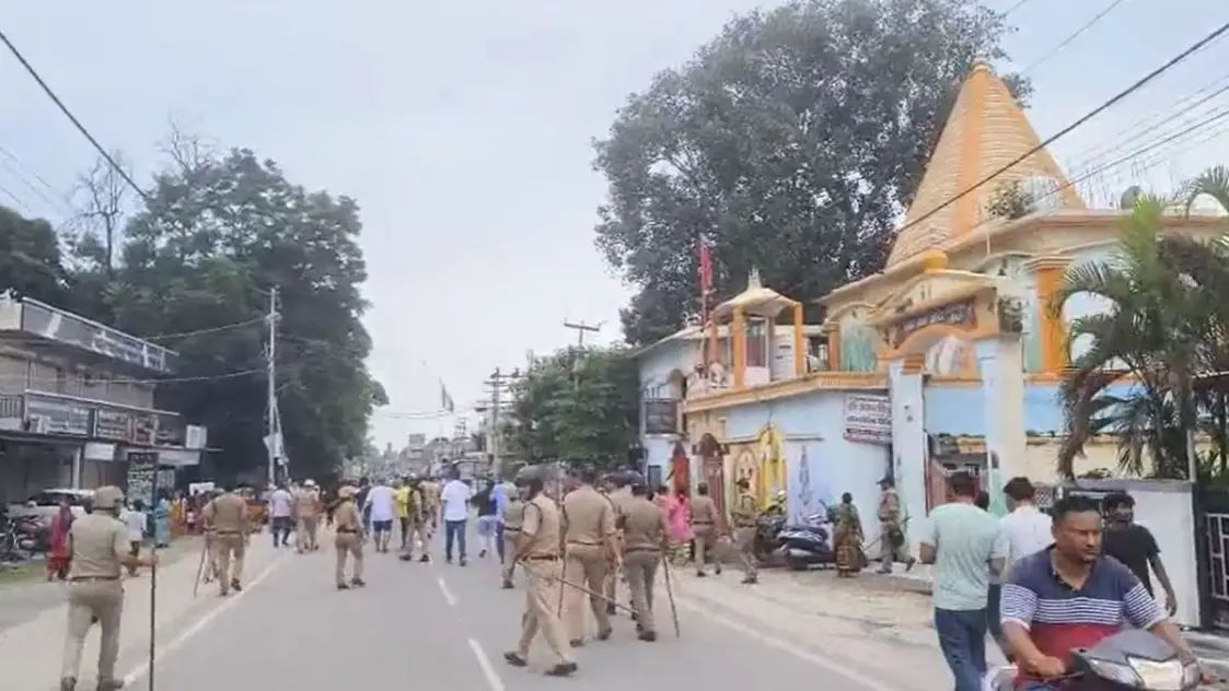 उत्तराखंड बुल्लावाला स्थित एक स्क्रीनिंग प्लांट में चोरी के शक में पकड़ी गई 13 वर्ष की किशोरी एक कमरे में फंदे पर लटकी मिली। इस पर स्वजन भड़क गए। उन्होंने हत्या का आरोप लगाते हुए कोतवाली में हंगामा किया और देर रात तक डोईवाला चौक पर जाम लगाया।