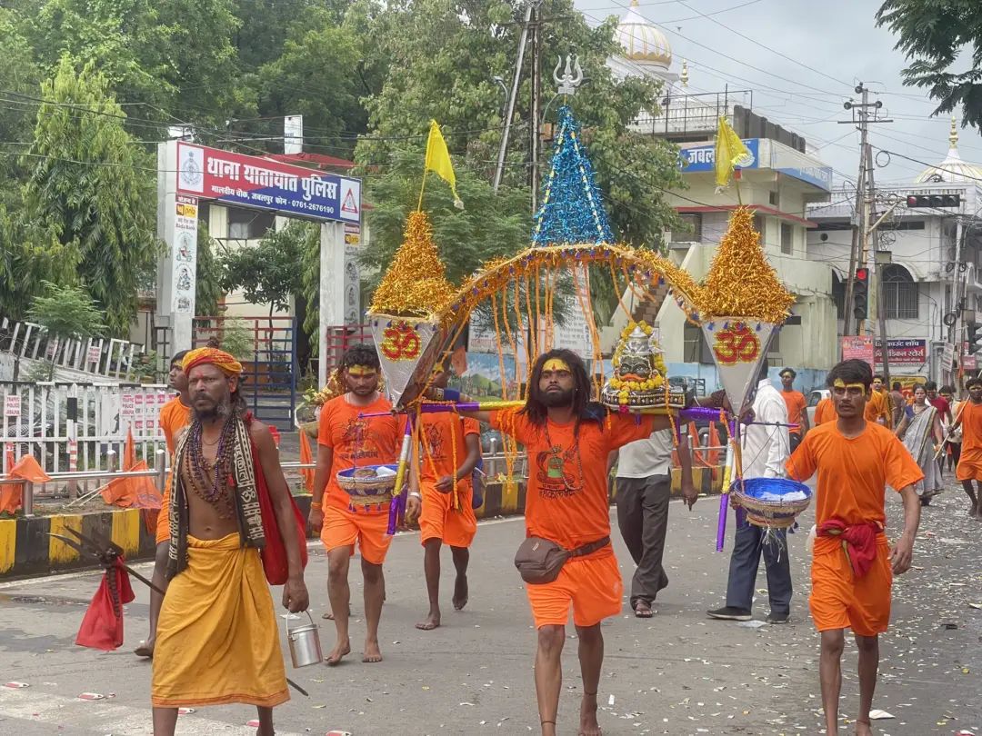सावन का महीना भगवान शिव की आराधना के लिए समर्पित है. यह महीना न सिर्फ भक्ति और श्रद्धा से भरा होता है, बल्कि हर एक शिव भक्त के लिए एक भक्‍ति‍मय यात्रा का भी प्रतीक है.