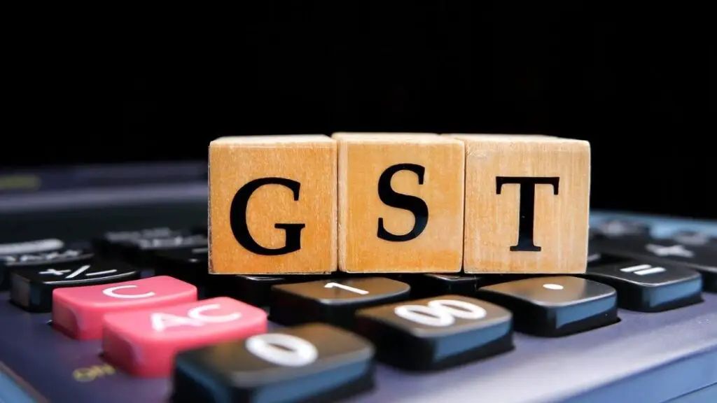 जीएसटी प्रणाली (GST System) को अधिक पारदर्शी, सरल और उपभोक्ता हितैषी बनाने के लिए वित्त मंत्रालय बड़े बदलाव की तैयारी में जुट गया है। जीएसटी के मौजूदा दर ढांचे को नया रूप देने पर विचार चल रहा है और इसके लिए राज्यों के साथ व्यापक स्तर पर बातचीत हो रही है।