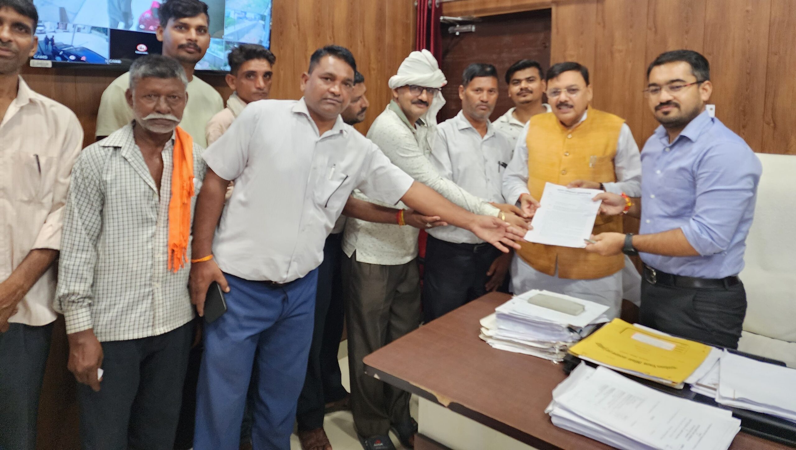 60 साल का इंतज़ार, अब चाहिए ज़मीन पर अधिकार ग्राम तुर्कागौरी में पिछले 60 वर्षों से निवासरत 200 से अधिक परिवार भूमि स्वामित्व से वंचित हैं। ग्रामीणों ने पूर्व विधायक राजेश शुक्ला और ग्राम प्रधान नन्दलाल यादव के नेतृत्व में उपजिलाधिकारी से मिलकर स्वामित्व योजना के तहत भूमि अधिकार दिलाने की मांग की। प्रशासन ने जांच का आश्वासन दिया।