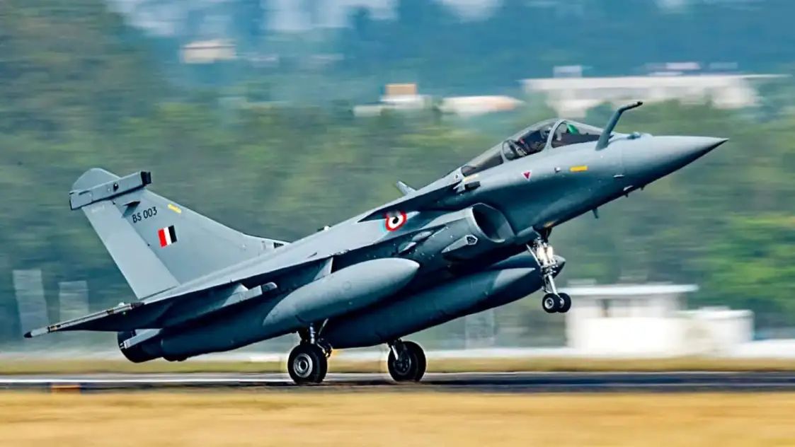 भारतीय वायुसेना (IAF) ने रक्षा मंत्रालय को 114 ‘मेक इन इंडिया’ राफेल लड़ाकू विमानों की खरीद का प्रस्ताव भेज दिया है. ये विमान फ्रांसीसी कंपनी डसॉल्ट एविएशन द्वारा भारतीय एयरोस्पेस कंपनियों के साथ मिलकर बनाए जाएंगे.