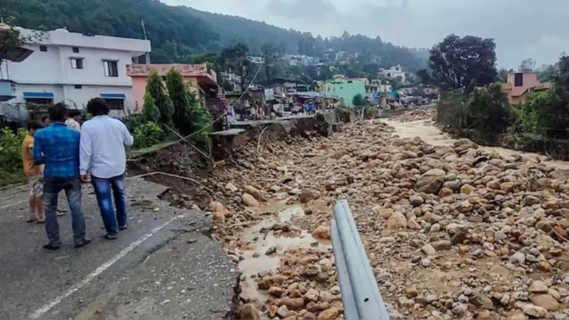 उत्तराखंड में सोमवार रात से लगातार हो रही मूसलाधार बारिश ने भारी तबाही मचा दी है. अकेले देहरादून जिले में 13 और पूरे राज्य में अब तक 15 लोगों की मौत की पुष्टि हुई है.