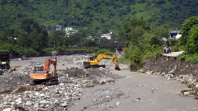 देहरादून के मालदेवता क्षेत्र में अवैध निर्माण और रिजॉर्ट बनाकर रास्ता रोकने पर नदी ने रुख बदला। इससे तबाही मची। यहां छह करोड़ रुपये से अधिक की सरकारी सपंत्ति का नुकसान हुआ है। प्रशासन की जांच में यह खुलासा हुआ है।