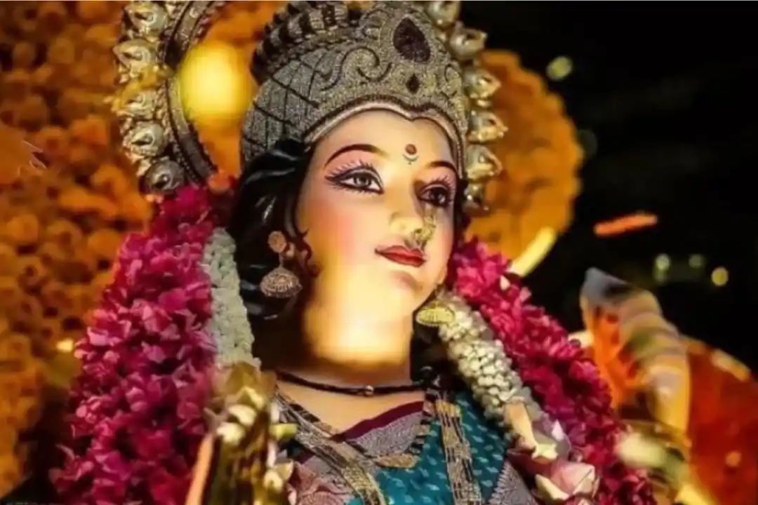 नवरात्रि के दौरान ये खास संकेत मिलना इस पर्व की एक खास विशेषता मानी जाती है. यह केवल एक सामान्य घटना नहीं होती, बल्कि इसे माता दुर्गा की कृपा और आशीर्वाद का संकेत माना जाता है.