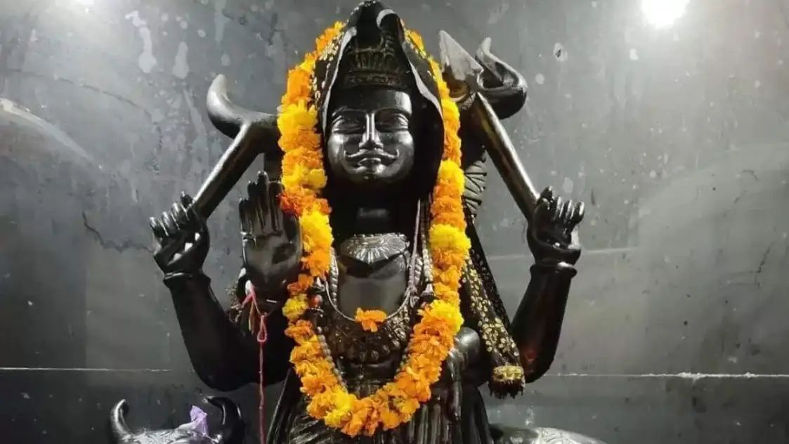 शास्त्र में शनि को न्याय और दंड का देवता माना जाता है, जो व्यक्ति के कर्मों के अनुसार फल प्रदान करते हैं। शनि हर ढाई साल में गोचर करते हैं, और मार्च 2025 में वे मीन राशि में प्रवेश कर चुके हैं।शनि का महत्व और गोचर