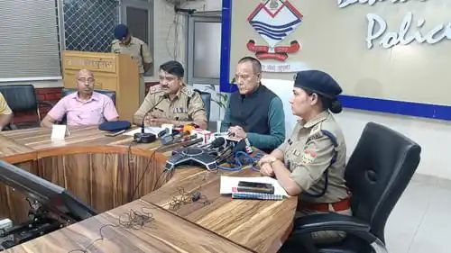 उत्तराखंड में यूकेएसएसएससी की स्नातक स्तरीय परीक्षा में फिर पेपर लीक का साया है। परीक्षा शुरू होने के 35 मिनट बाद पेपर के तीन पेज सोशल मीडिया में वायरल होने लगे। जिसके बाद पुलिस ने कार्रवाई करते हुए दो लोगों को हिरासत में लिया है।
