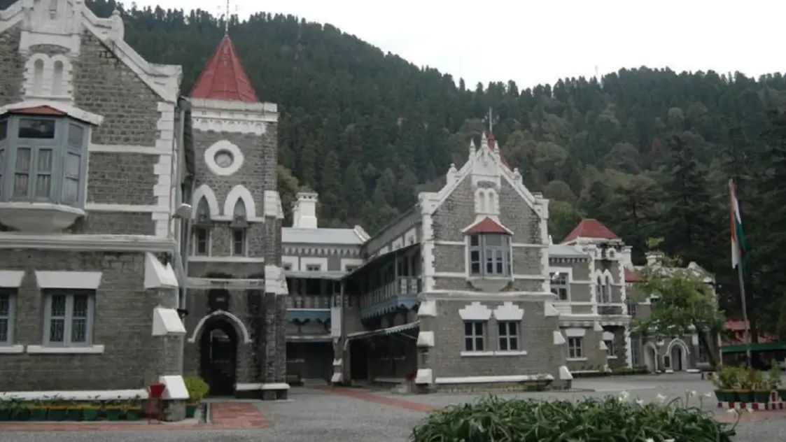नैनीताल। हाई कोर्ट ने गन्ना पर्यवेक्षक के 78 के पदों पर भर्ती मामले में एकल पीठ के निर्णय को पलटते हुए कहा कि भर्ती एजेंसी का काम परीक्षा आयोजित करना व परिणाम घोषित करना है जबकि भर्ती के लिए अभ्यर्थियों की अर्हता तय करने का अधिकार नियोक्ता या राज्य सरकार को है।