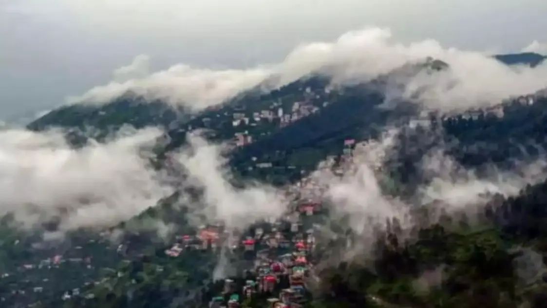 उत्तराखंड में मौसम शुष्क बना हुआ है। साफ मौसम और चटख धूप की वजह से अधिकतम तापमान सामान्य से अधिक बना हुआ है जबकि न्यूनतम तापमान में गिरावट आ रही है। जिसकी वजह से सुबह और शाम के समय ठिठुरन बढ़ गई है।