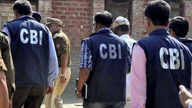 उत्तराखंड राज्य के बहुचर्चित पेपर लीक मामले में सीबीआई की दून शाखा में सोमवार को मुकदमा दर्ज कर लिया। इसी के साथ सीबीआई ने औपचारिक रूप से पेपर लीक मामले की जांच शुरू कर दी है। इस क्रम में सीबीआई ने अब तक की जांच से जुड़े दस्तावेज तलब किए हैं।