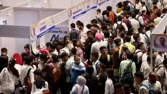 राज्य स्थापना दिवस के अवसर पर युवाओं को रोजगार और प्रशिक्षण के अवसर उपलब्ध कराने के उद्देश्य से उत्तराखंड कौशल विकास और सेवा योजना विभाग की ओर से रोजगार मेले का आयोजन किया जा रहा है।