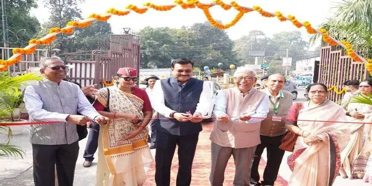 मुख्य सचिव आनन्द बर्द्धन (Anand Bardhan) ने शनिवार को देहरादून के दून पुस्तकालय एवं शोध संस्थान में उत्तराखण्ड पुस्तक मेला का शुभारंभ किया। मुख्य सचिव (Anand Bardhan) ने इस अवसर पर विभिन्न प्रकाशन संस्थानों द्वारा लगाए गए स्टॉल्स का अवलोकन भी किया।