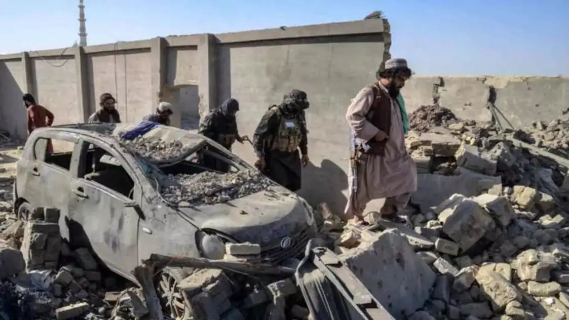 आतंकियों पर ड्रोन और फाइटर जेट से हमला करने वाले पाकिस्तान को अब अफगानिस्तान की ओर से करारा और सीधा जवाब मिला है। अफगान तालिबान मीडिया रिपोर्ट के मुताबिक, बुधवार शाम को दो अज्ञात किलर ड्रोन ने पाकिस्तान के खैबर पख्तूनख्वा प्रांत के खैबर जिले में ISIS (इस्लामिक स्टेट) के ठिकानों पर आसमान से हमला किया।