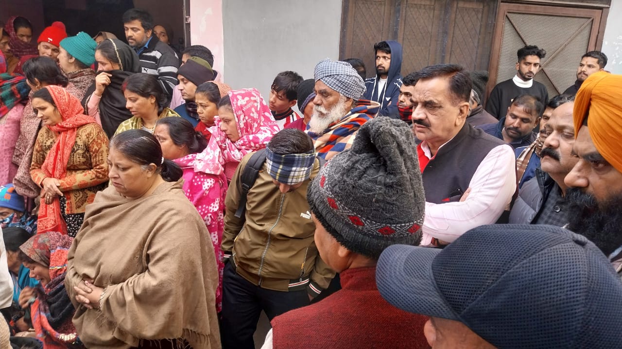 लोहाघाट में हुए दर्दनाक सड़क हादसे में डिबडिबा निवासी दो सगे भाई प्रकाश चन्द्र उनियाल और केवल चन्द्र उनियाल तथा उनके रिश्तेदार पंतनगर निवासी सुरेश चन्द्र नौटियाल की मौत?ठुकराल ने मृतकों के परिजनों को बंधाया ढांढस