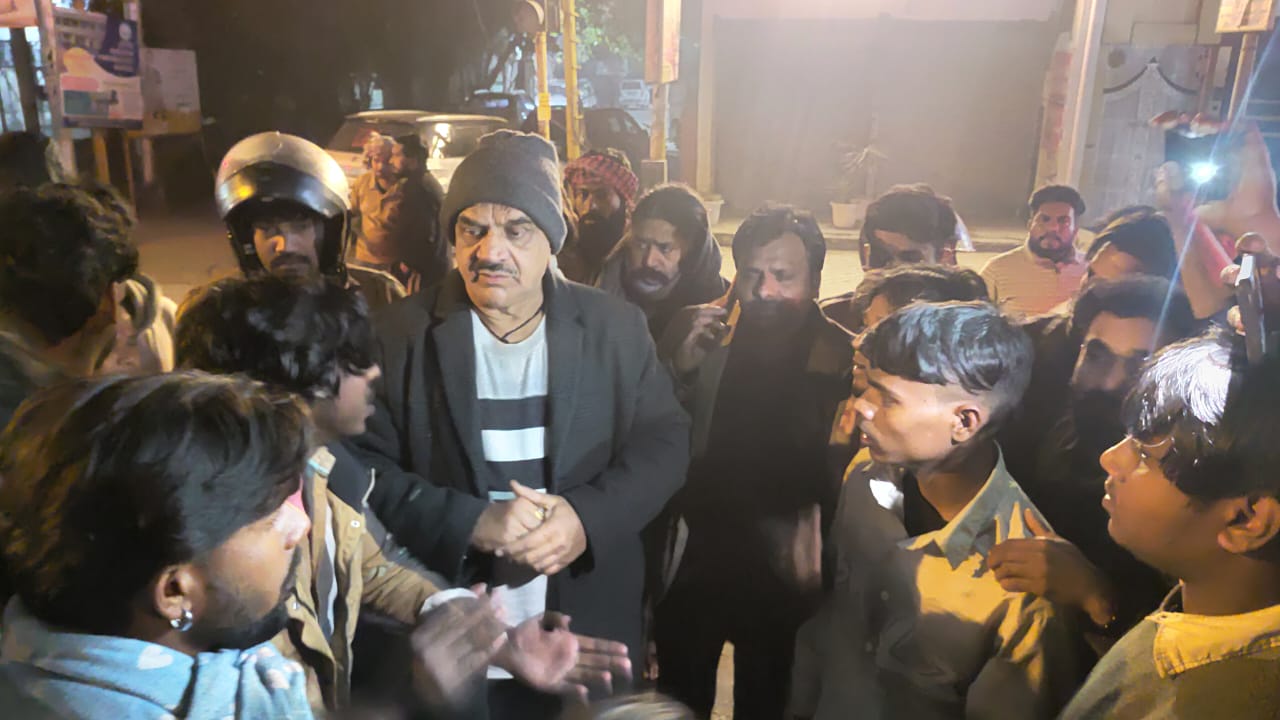 पूर्व विधायक राजकुमार ठुकराल ने संवेदनशीलता और जिम्मेदारी का परिचय देते हुए मौके पर पहुंचकर आक्रोशित लोगों को समझाया-बुझाया। उन्होंने शांति बनाए रखने की अपील की और प्रशासन से समन्वय कर स्थिति को नियंत्रण में कराया, जिससे बड़ा टकराव टल सका और कानून-व्यवस्था बहाल