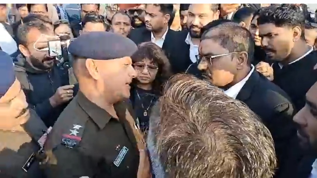 रुद्रपुर वकीलों का हंगामा: पुलिस कार्रवाई पर बवाल, हाईवे पर तनाव—कानून के दो पहरुओं की टकराहट!
