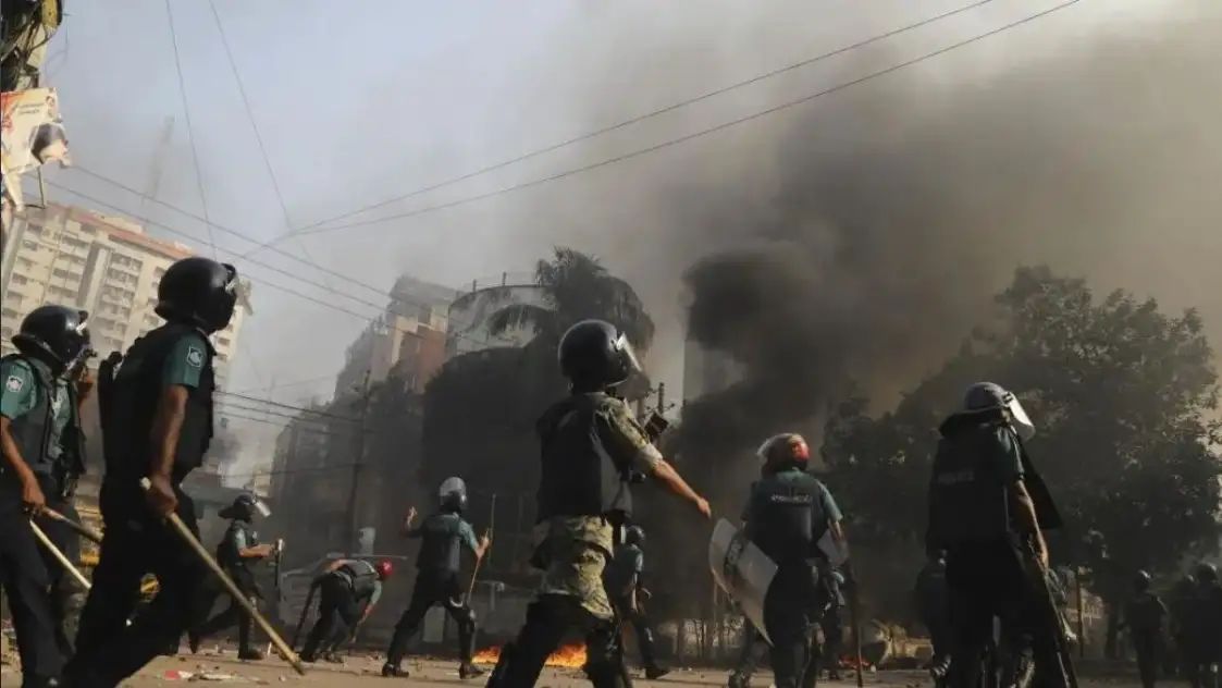 बांग्लादेश इस समय हिंसा की आग में झुलस रहा है। हाल में इंकलाब मंच के प्रवक्ता और कट्टरपंथी नेता उस्मान हादी की हत्या के बाद ढाका में हिंसा देखने को मिली। इस बीच बांग्लादेश में एक और हाई प्रोफाइल गोलीबारी की खबर सामने आई है।