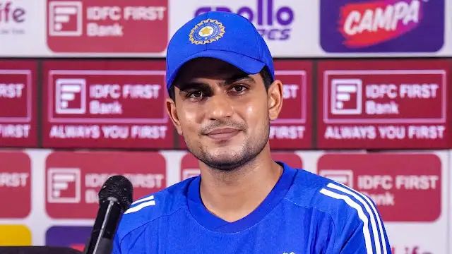 शुभमन गिल (Shubman Gill) को 2026 टी20 वर्ल्ड कप के लिए भारत के स्क्वॉड में शामिल नहीं किया गया। बीते शनिवार (20 दिसंबर) प्रेस कॉन्फ्रेंस के जरिए टूर्नामेंट के लिए 15 सदस्यी टीम जारी की गई, जिसमें शुभमन गिल का नाम गायब रहा।