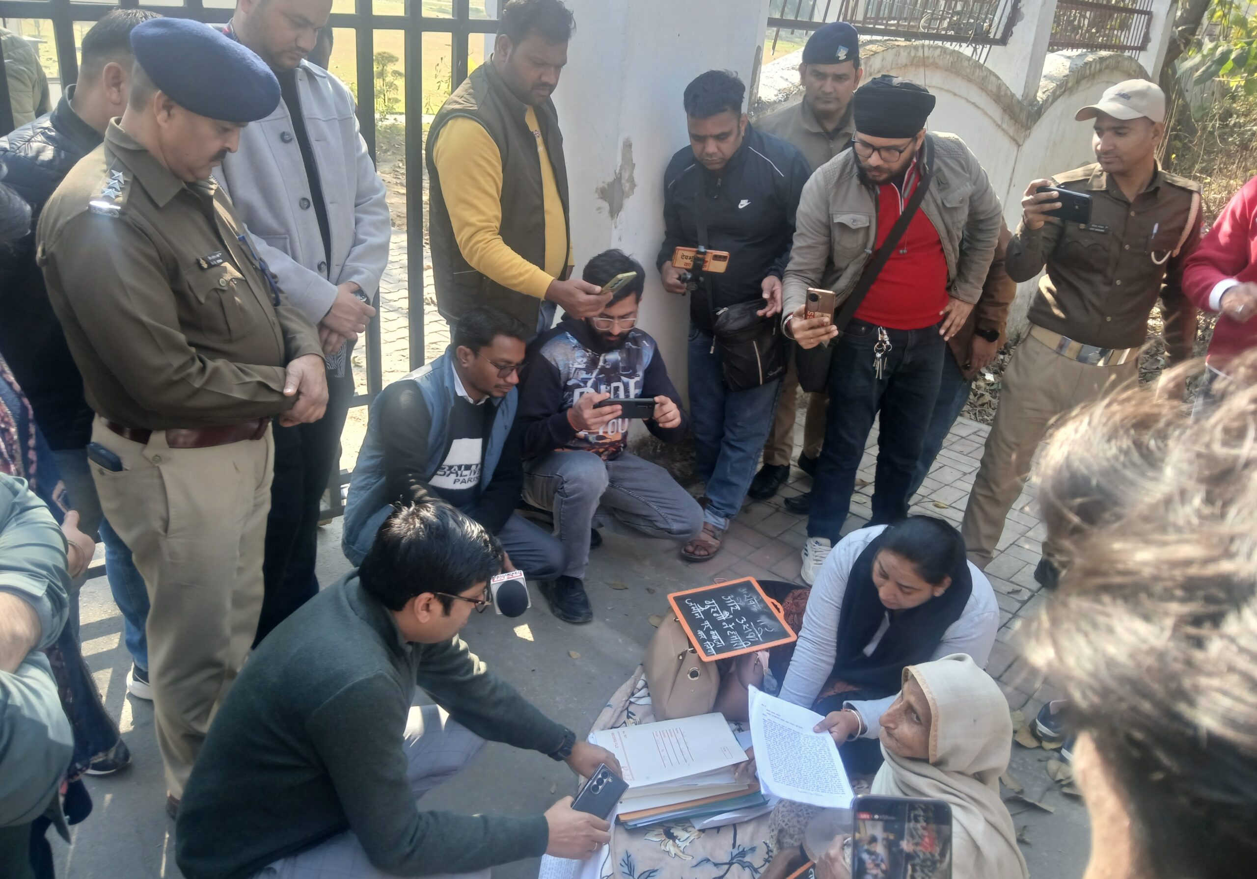 उधम सिंह नगर: महिला व नाबालिग पुत्र की जमीन पर दबंगों का कब्जा, हथियारों के बल पर फसल जोतने का आरोप