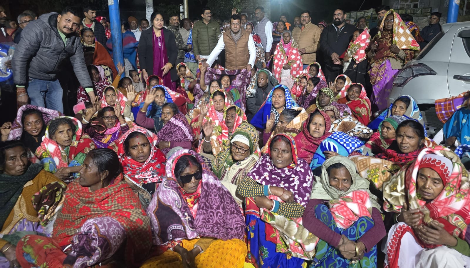 विधायक शिव अरोरा ने शिवपुर में 200 से अधिक जरूरतमंदों को बांटे कंबल, लिया महिलाओं व बुजुर्गों का आशीर्वाद