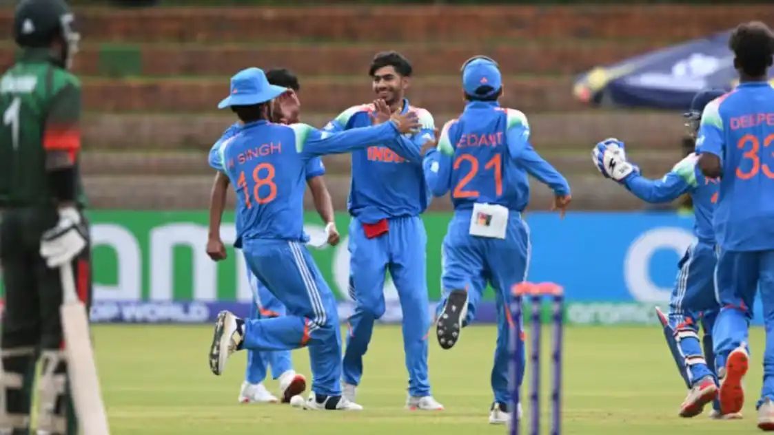 U19 World Cup 2026: अंडर-19 विश्व कप 2026 रोमांचक अंदाज में बढ़ रहा है, जिसमें भारतीय टीम ने बैक टू बैक अपने शुरुआती 2 लीग मैच जीत लिए हैं. रविवार को बांग्लादेश पर मिली जीत के साथ ही टीम इंडिया ने सुपर-8 के लिए क्वालीफाई कर लिया है.