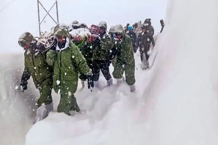 उत्तराखंड के उच्च पर्वतीय क्षेत्रों में शुक्रवार रात भारी बर्फबारी के कारण नैनитал, उत्तरकाशी और टिहरी गढ़वाल जिलों में कई स्थानों पर वाहन और लोग फंस गए। जिला आपदा प्रबंधन विभाग और डीसीआर नैनिताल से प्राप्त जानकारी के अनुसार, राज्य आपदा प्रतिक्रिया बल (SDRF) की टीमें तुरंत सक्रिय हुईं और रामगढ़-मुक्तेश्वर व धनाचुली बैंड क्षेत्रों में फंसे यात्रियों और वाहनों को सुरक्षित बाहर निकाला।