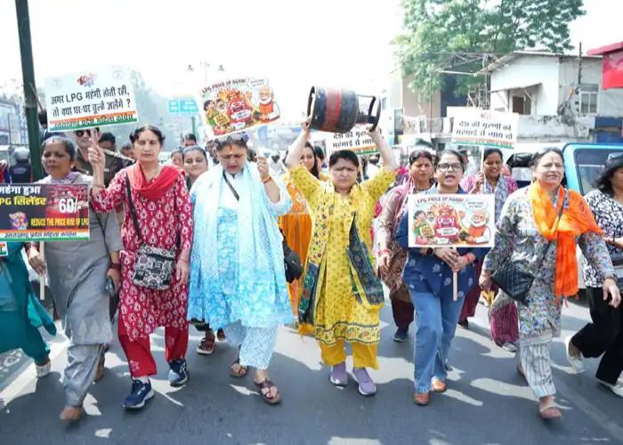 “जब देश चांद छू रहा है, तब कांग्रेस सिलेंडर ढो रही है”