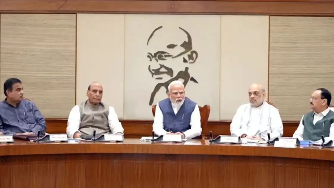 अब भारतीय जनता पार्टी (BJP) संगठन और केंद्रीय मंत्रिमंडल, दोनों में ही बड़े बदलाव होने की संभावना दिख रही है। हाल ही में गुरुवार को प्रधानमंत्री नरेंद्र मोदी के आवास पर पार्टी के वरिष्ठ नेताओं की एक उच्च-स्तरीय बैठक हुई।