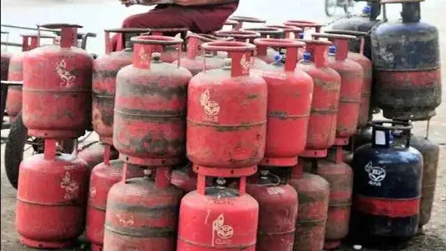 हाल&nbsp; ही में देश भर में घरेलू LPG सिलेंडर के दाम बढ़ गए हैं। केंद्र सरकार ने 14.2 किलो वाले घरेलू LPG सिलेंडर की कीमत में ₹29 की बढ़ोतरी की है, और नई दरें 7 जून, 2026 से लागू हो गई हैं।