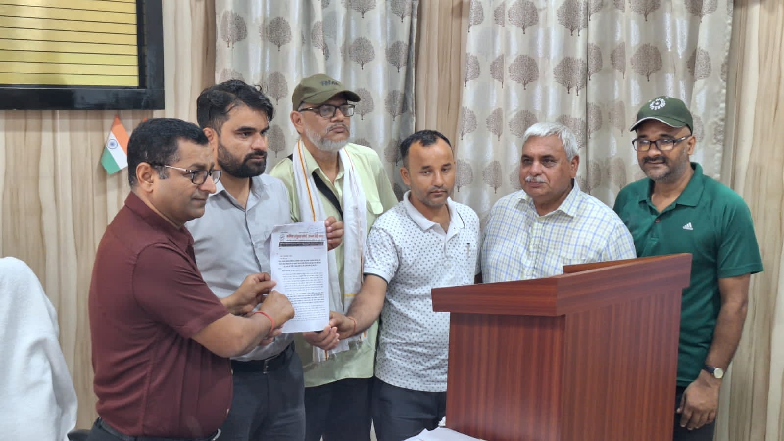 भगवती-माइक्रोमैक्स में ले-ऑफ और श्रमिक मुद्दों को लेकर कलेक्ट्रेट पर प्रदर्शन, डीएम को सौंपा ज्ञापन